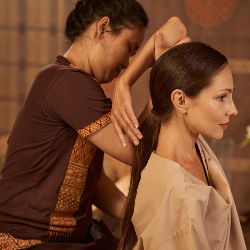 Thai-Massage mit Dehntechniken bei einem Klientin
