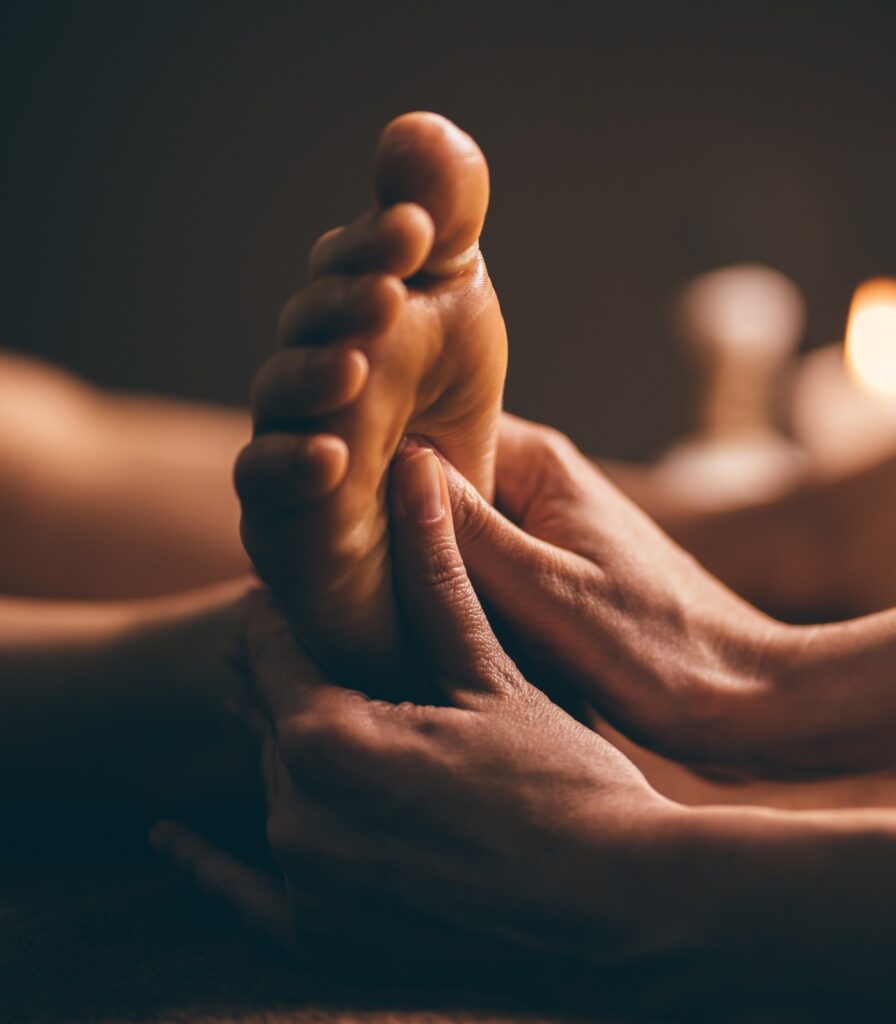 Nahaufnahme einer professionellen Fußmassage in edler Spa-Atmosphäre
