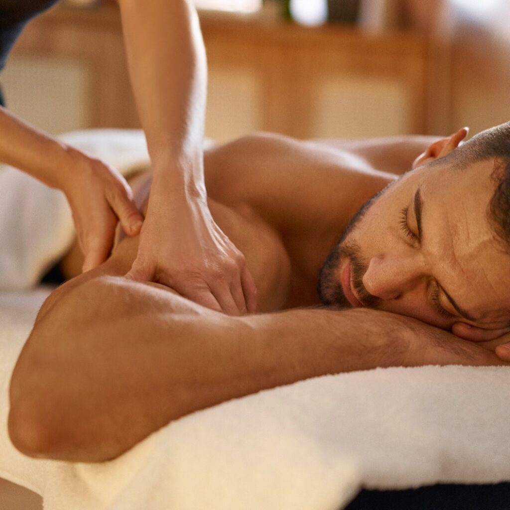 Entspannter Mann genießt eine Massage im Spa