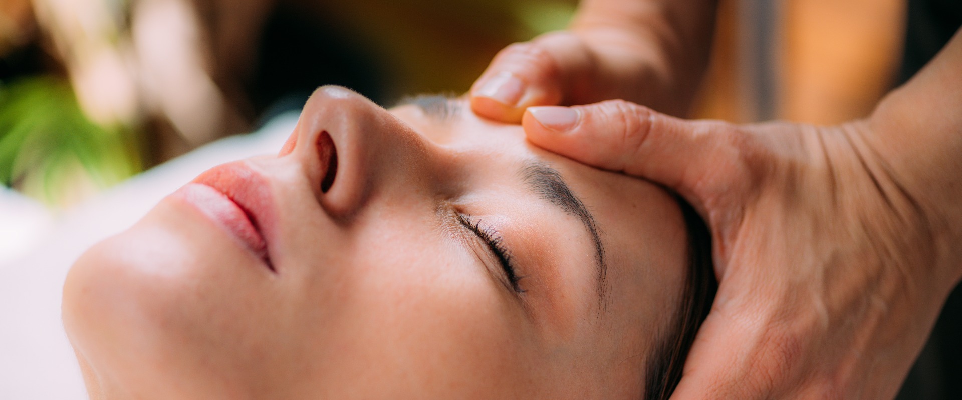 Craniosacrale Therapie Kopfmassage zur Linderung von Schmerzen und Migräne.