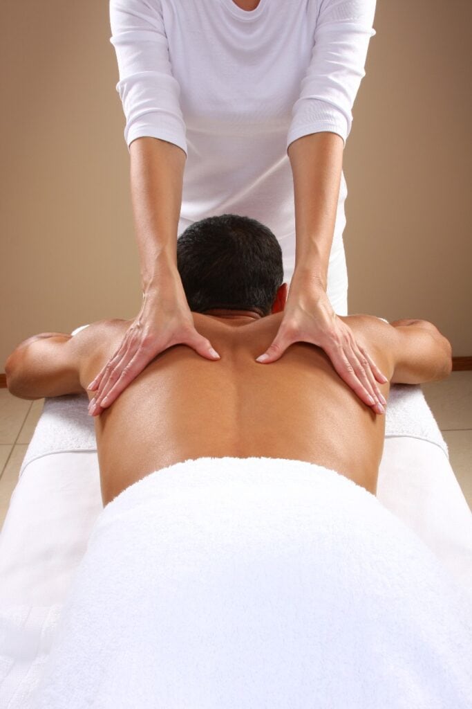 Junger Mann erhält Massage